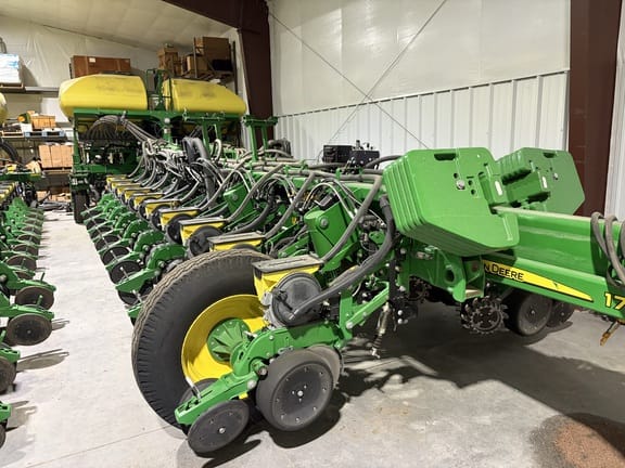 2016 John Deere 1775 Equipment Image0