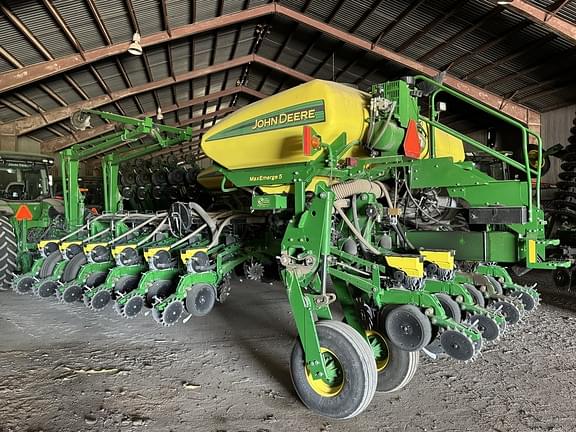 Image of John Deere 1775 equipment image 1