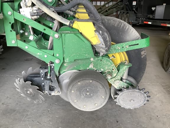 Image of John Deere 1775NT equipment image 4