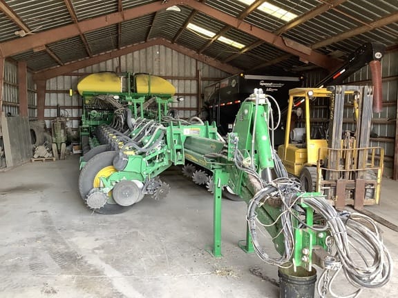 2016 John Deere 1775NT Equipment Image0
