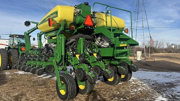 Image of John Deere 1775 equipment image 3