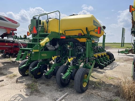 Image of John Deere 1775 equipment image 3