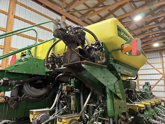 Image of John Deere 1775 equipment image 4