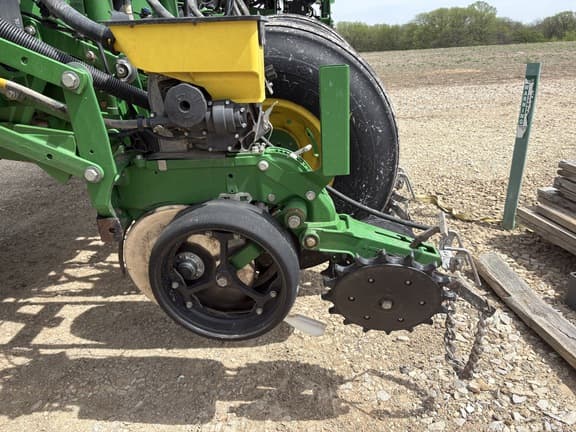 Image of John Deere 1775 equipment image 4