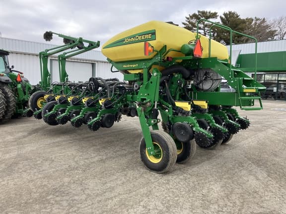 Image of John Deere 1775 equipment image 1