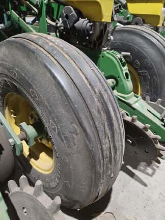 Image of John Deere 1775 equipment image 1