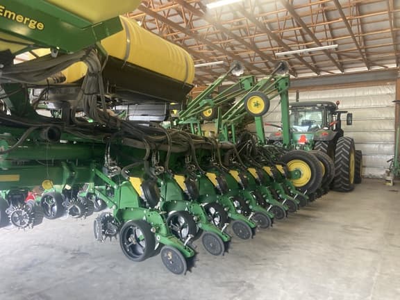 Image of John Deere 1775 equipment image 3