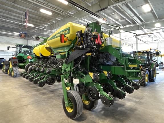 Image of John Deere 1775 equipment image 4