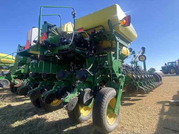 Image of John Deere 1775 equipment image 3
