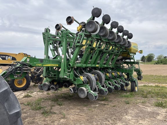 2016 John Deere 1795 Equipment Image0