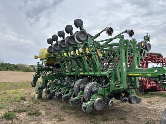 Image of John Deere 1795 equipment image 1
