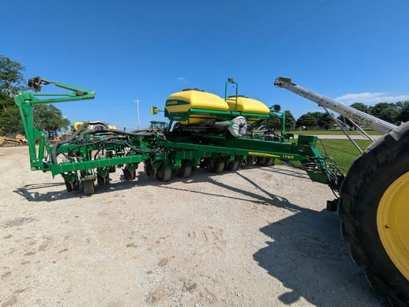Image of John Deere 1795 equipment image 2