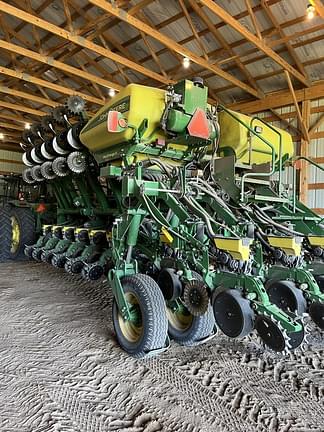 Image of John Deere 1795 equipment image 2