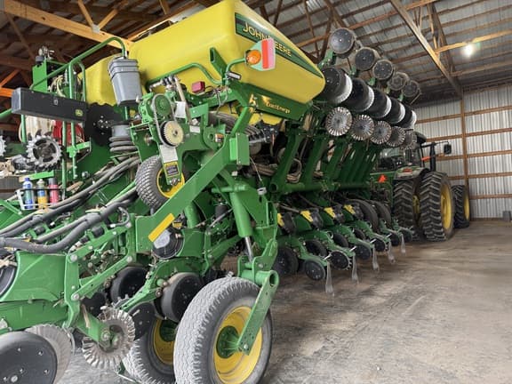 Image of John Deere 1795 equipment image 2