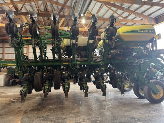 2016 John Deere 1795 Equipment Image0