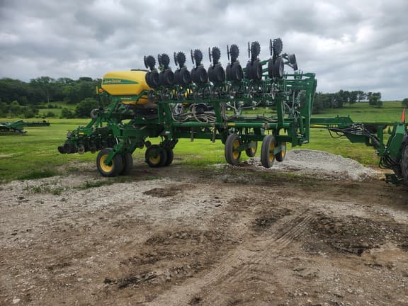 Image of John Deere 1795 equipment image 1