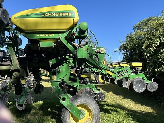 Image of John Deere 1795 equipment image 1