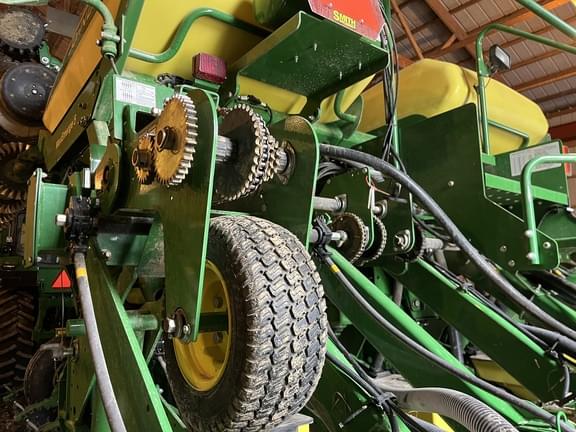 Image of John Deere 1795 equipment image 1