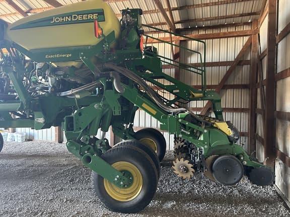 Image of John Deere 1795 equipment image 3