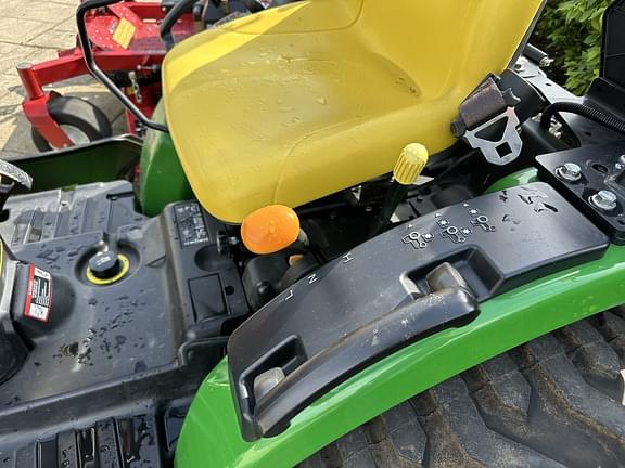 Image of John Deere 2025R equipment image 4