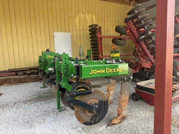 Main image John Deere 2100