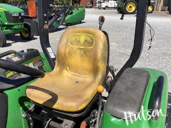 Image of John Deere 3032E equipment image 4