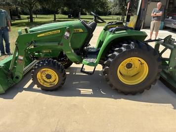 Main image John Deere 3032E