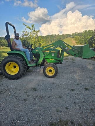Main image John Deere 3032E