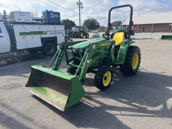 Image of John Deere 3032E equipment image 4