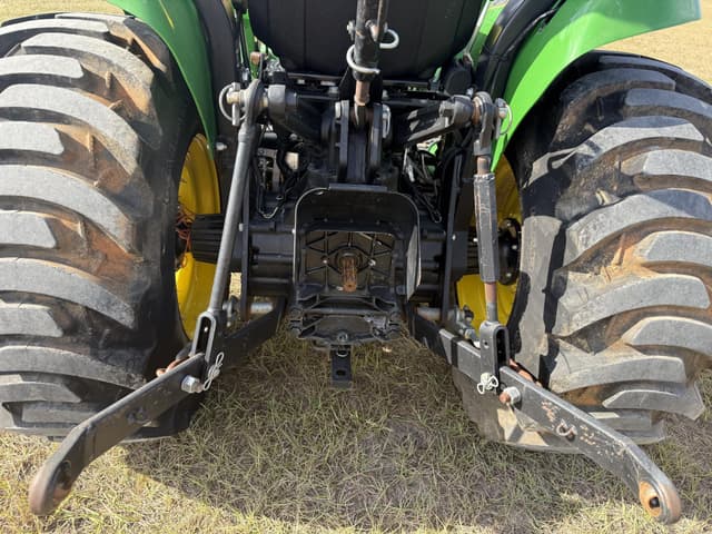 Image of John Deere 3032E equipment image 4
