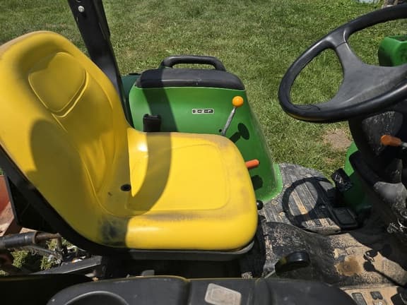 Image of John Deere 3032E equipment image 4