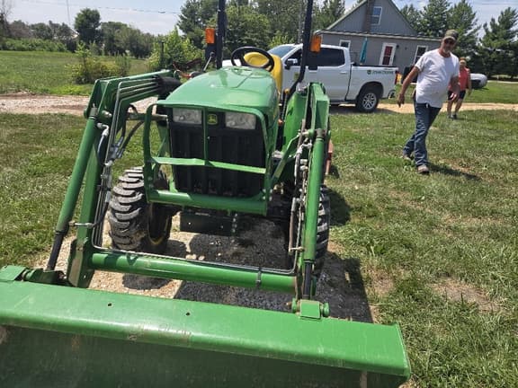 Image of John Deere 3032E equipment image 1
