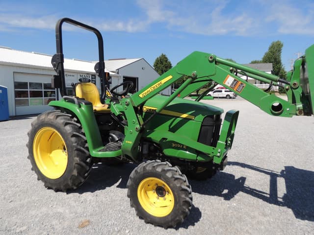 Image of John Deere 3032E equipment image 2