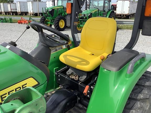 Image of John Deere 3032E equipment image 4