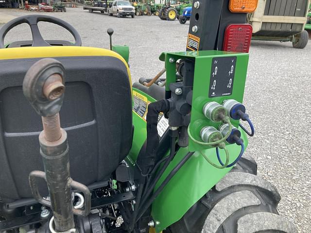 Image of John Deere 3032E equipment image 2