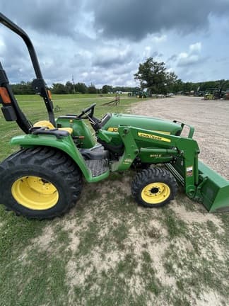 Image of John Deere 3032E equipment image 2