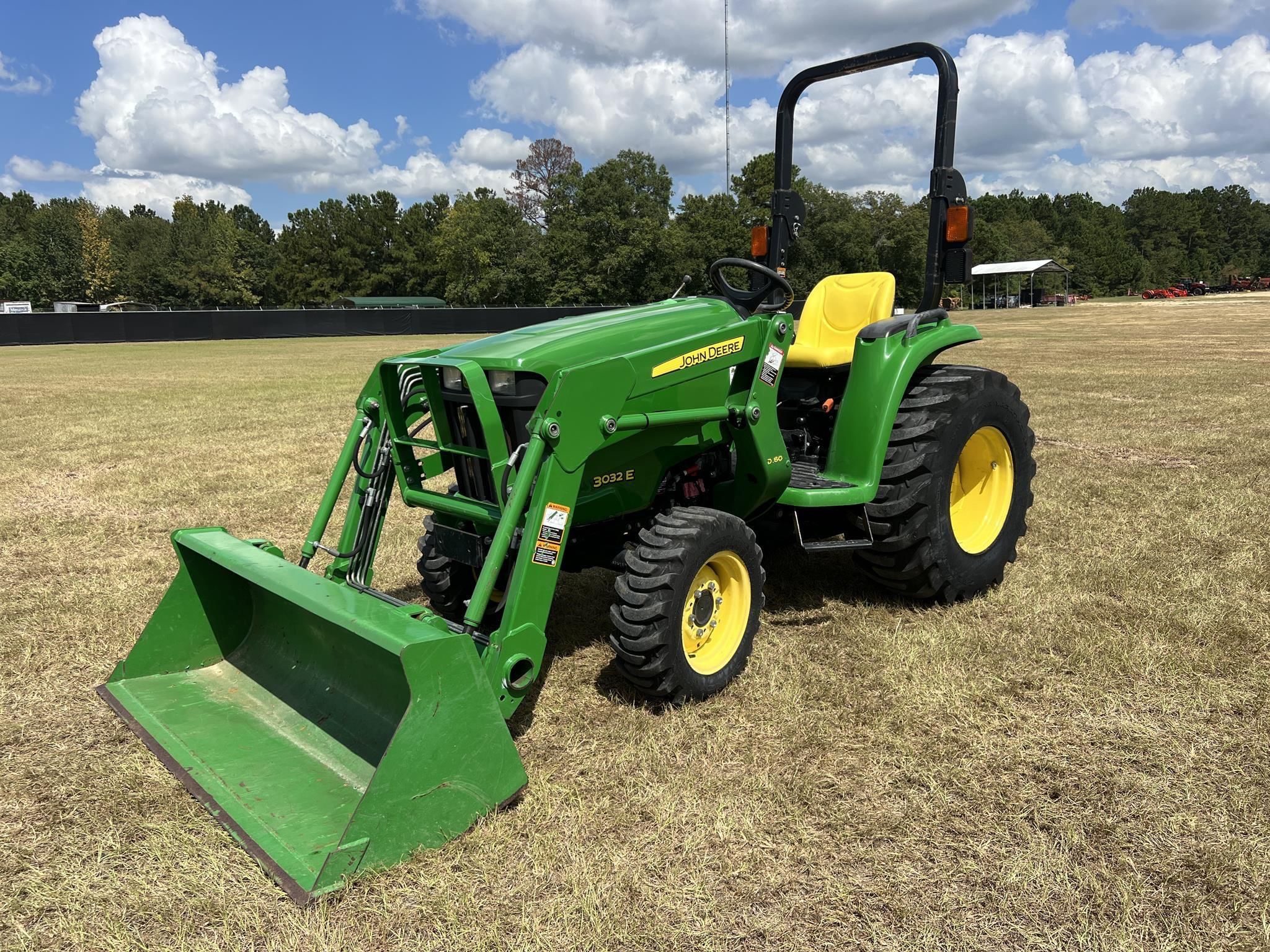 2016 John Deere 3032E Equipment Image0