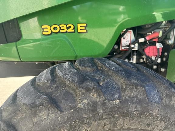 Image of John Deere 3032E equipment image 4