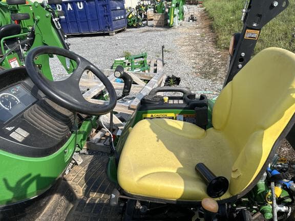 Image of John Deere 3033R equipment image 4