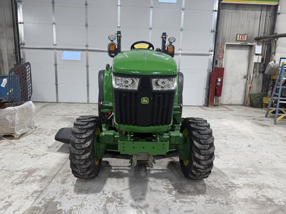 Image of John Deere 3033R equipment image 1