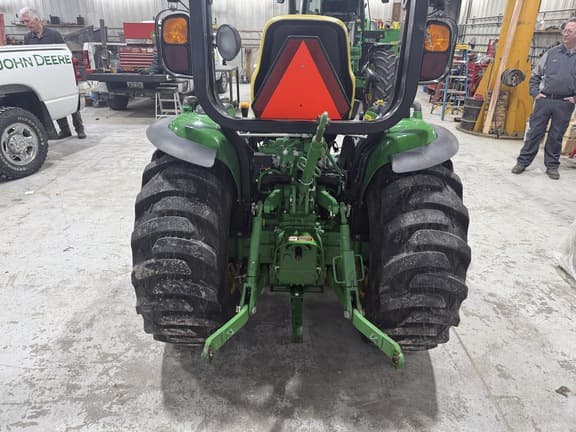 Image of John Deere 3033R equipment image 4