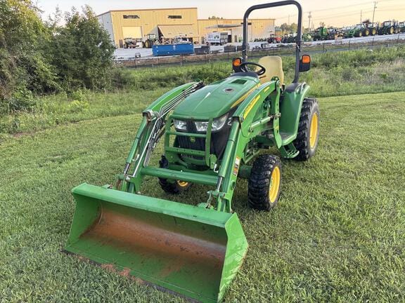 2016 John Deere 3033R Equipment Image0