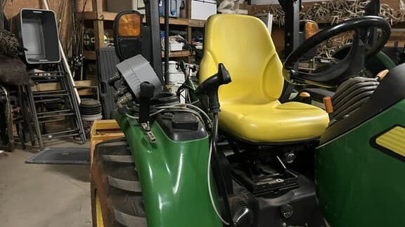 Image of John Deere 3033R equipment image 1
