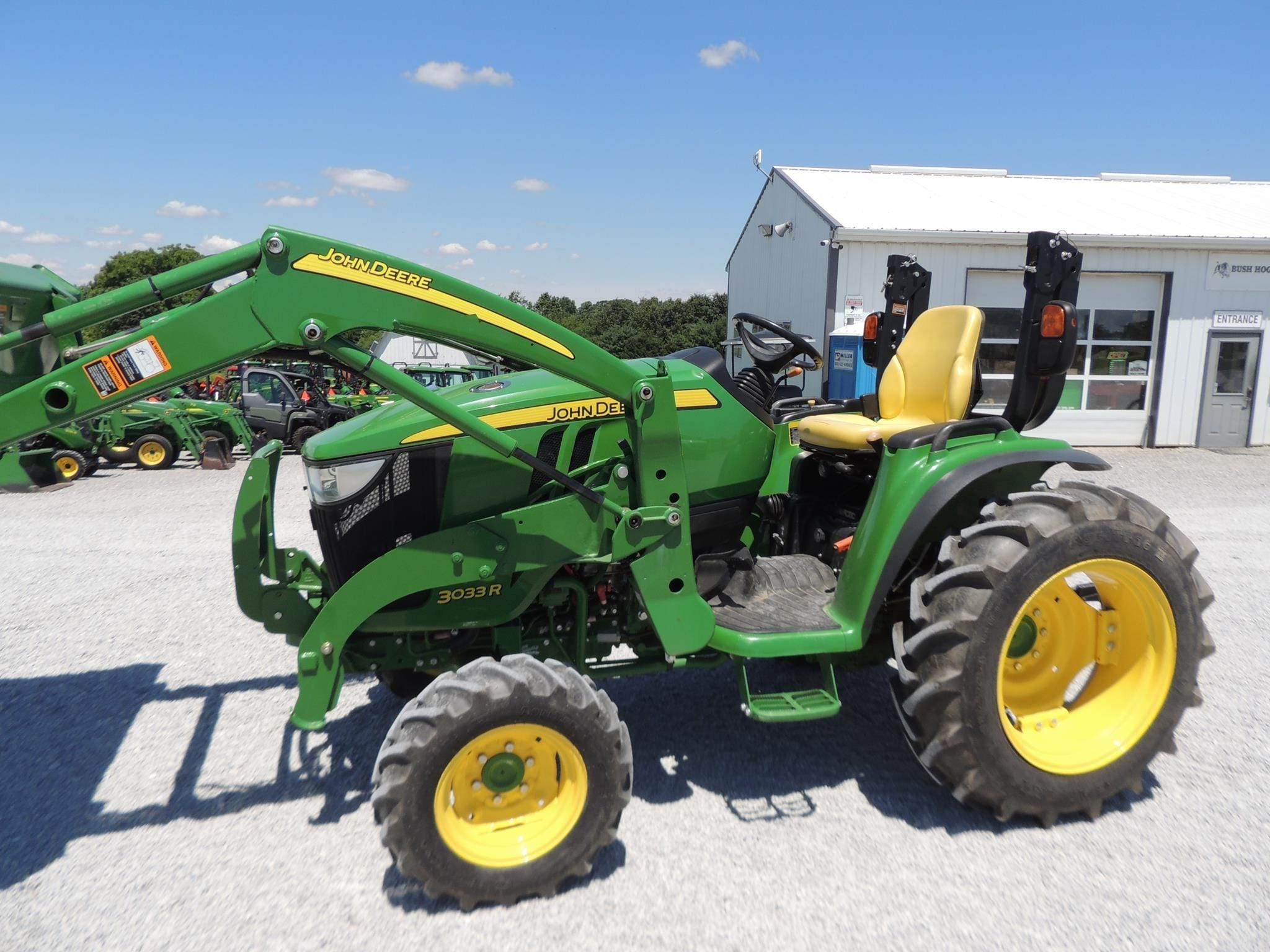 2016 John Deere 3033R Equipment Image0