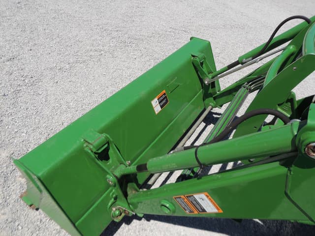 Image of John Deere 3033R equipment image 4