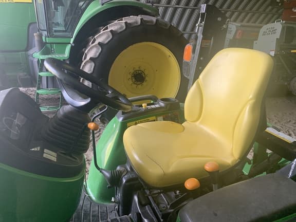Image of John Deere 3033R equipment image 4