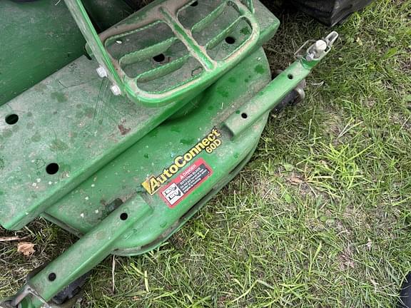 Image of John Deere 3033R equipment image 4