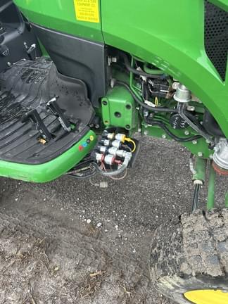 Image of John Deere 3033R equipment image 4