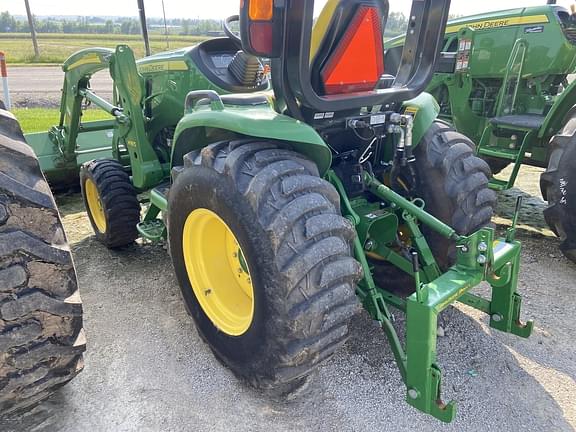 Image of John Deere 3033R equipment image 3