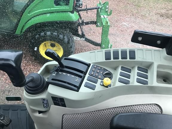 Image of John Deere 3033R equipment image 4